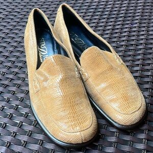 90s Delman Studio Sz 8M Tan Suede Loafers
